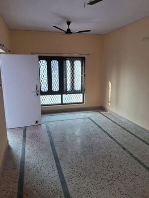 Room in 2 BHK Independent House at Gomti Nagar – for Rent