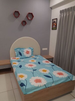 Furnished Amenities in 3 BHK Apartment at Alkapuri – for Rent
