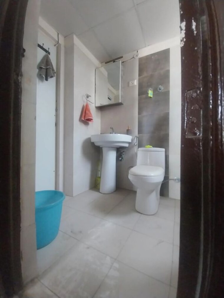 Bathroom, svp-gulmohur-garden-phase-2 3 Bedroom 1310 Sq.Ft. Apartment In Raj Nagar Extension Ghaziabad 10510611