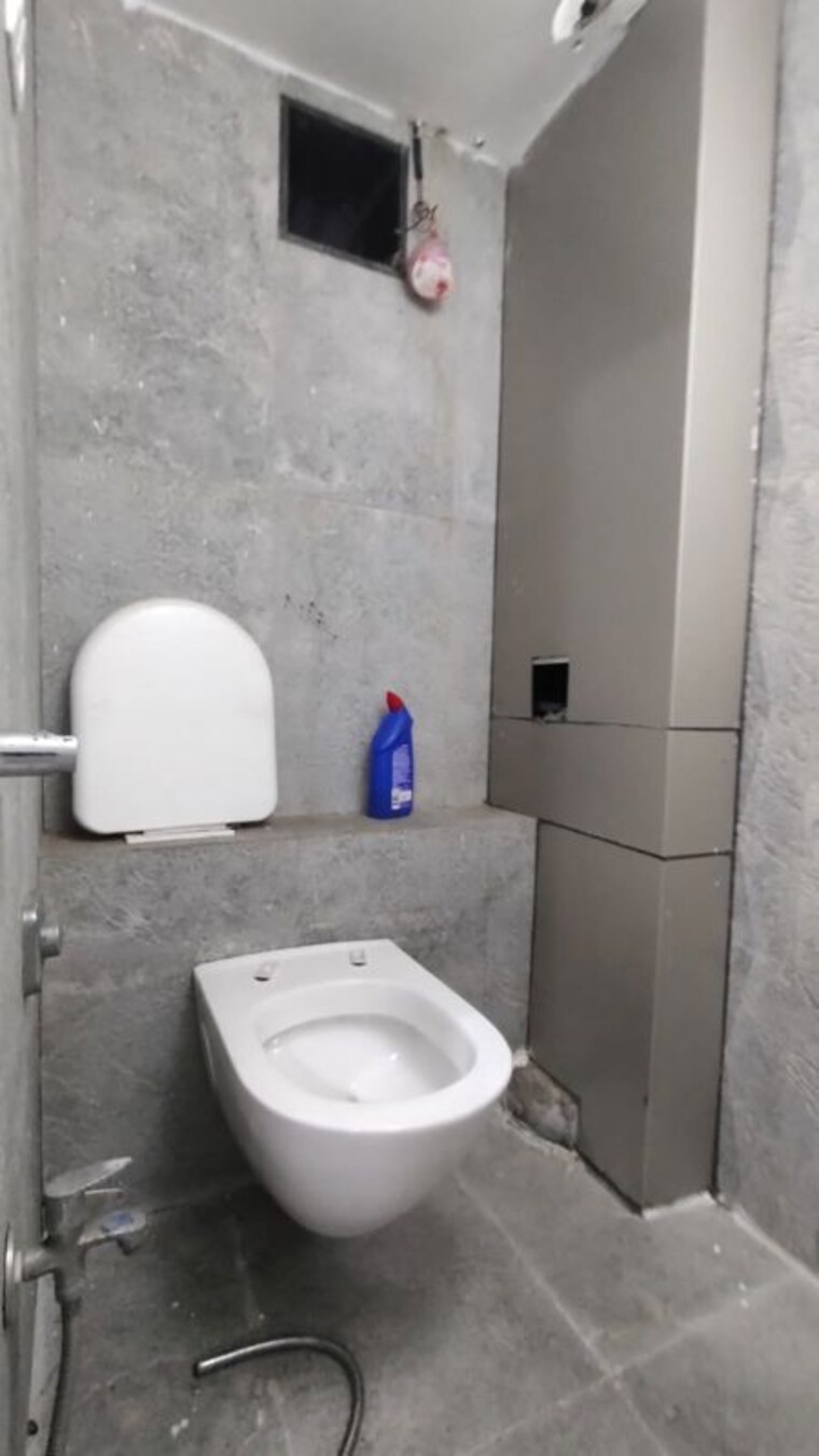 Bathroom, dronagiri Commercial Warehouse 30000 Sq.Ft. In Dronagiri Navi Mumbai 10510639