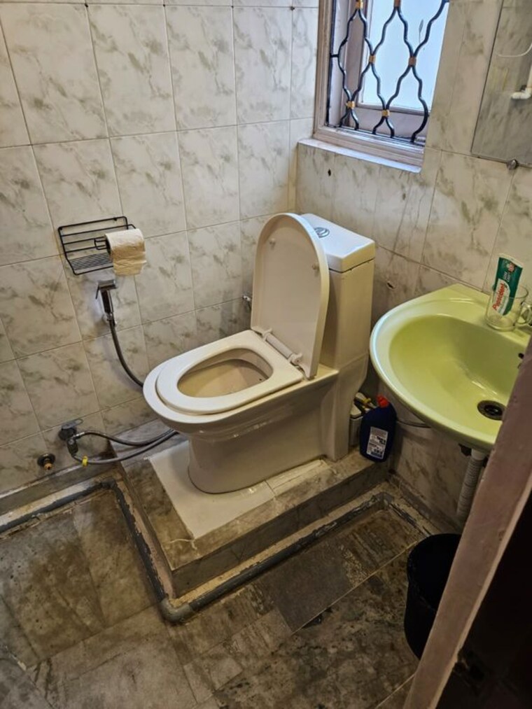 Bathroom, east of kailash 3 Bedroom 200 Sq.Yd. Builder Floor In East Of Kailash Delhi 10510963