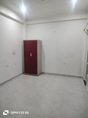 Room in 2 BHK Builder Floor at Gomti Nagar – for Rent