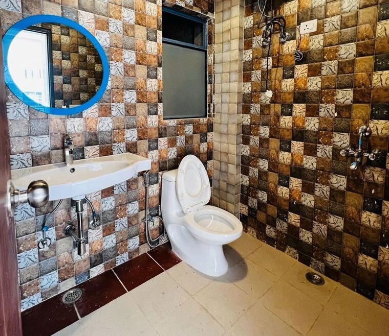 Bathroom, sector 23 3 Bedroom 1500 Sq.Ft. Builder Floor In Sector 23 Gurgaon 10511037