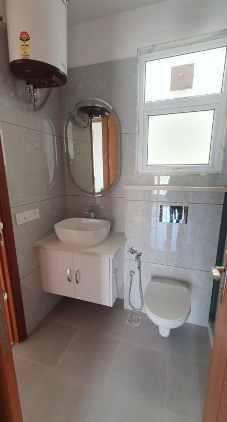 Bathroom, sector 23 3 Bedroom 1500 Sq.Ft. Builder Floor In Sector 23 Gurgaon 10511064