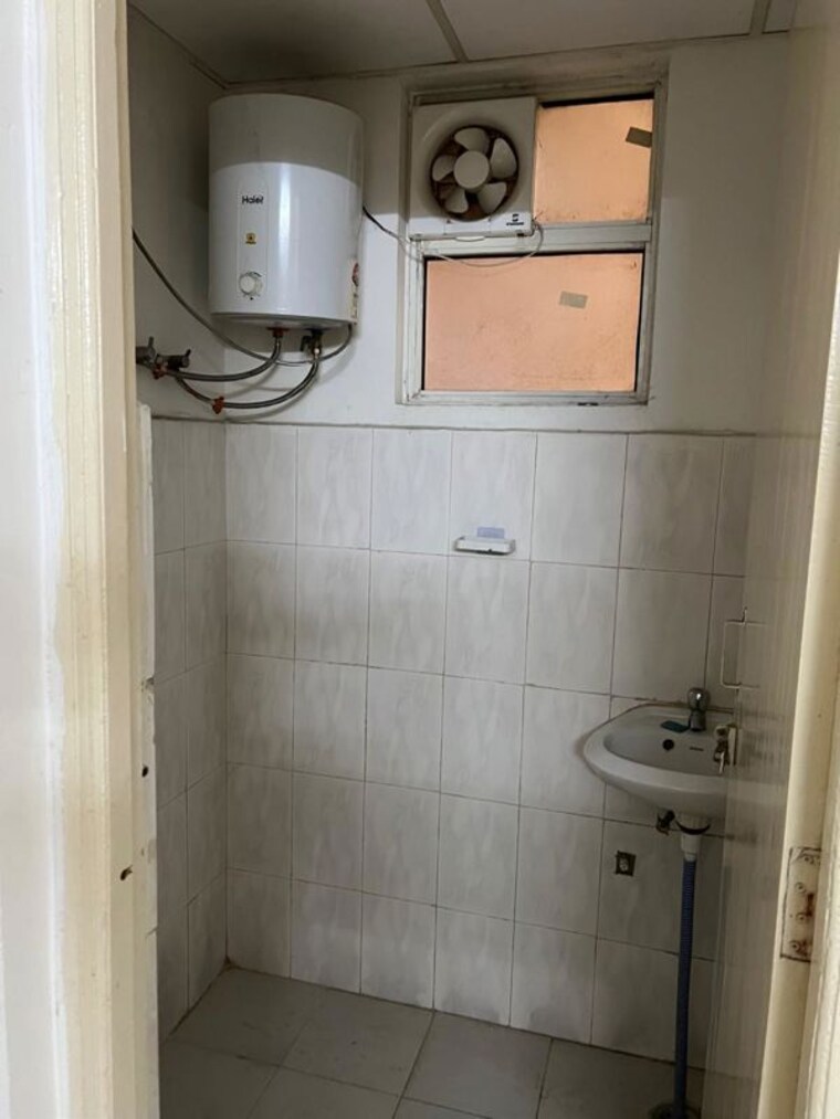 Bathroom, rof-aalayas 1 Bedroom 450 Sq.Ft. Apartment In Sector 102 Gurgaon 10511077