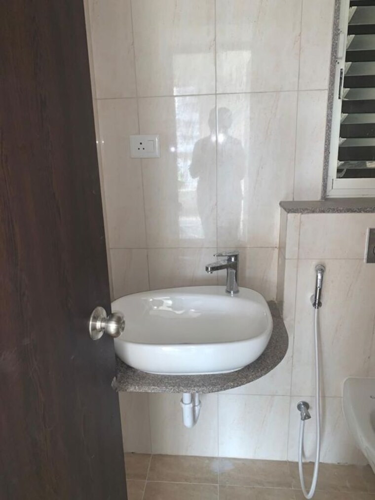 Bathroom, kolte-patil-western-avenue 2 Bedroom 750 Sq.Ft. Apartment In Wakad Pune 10511246