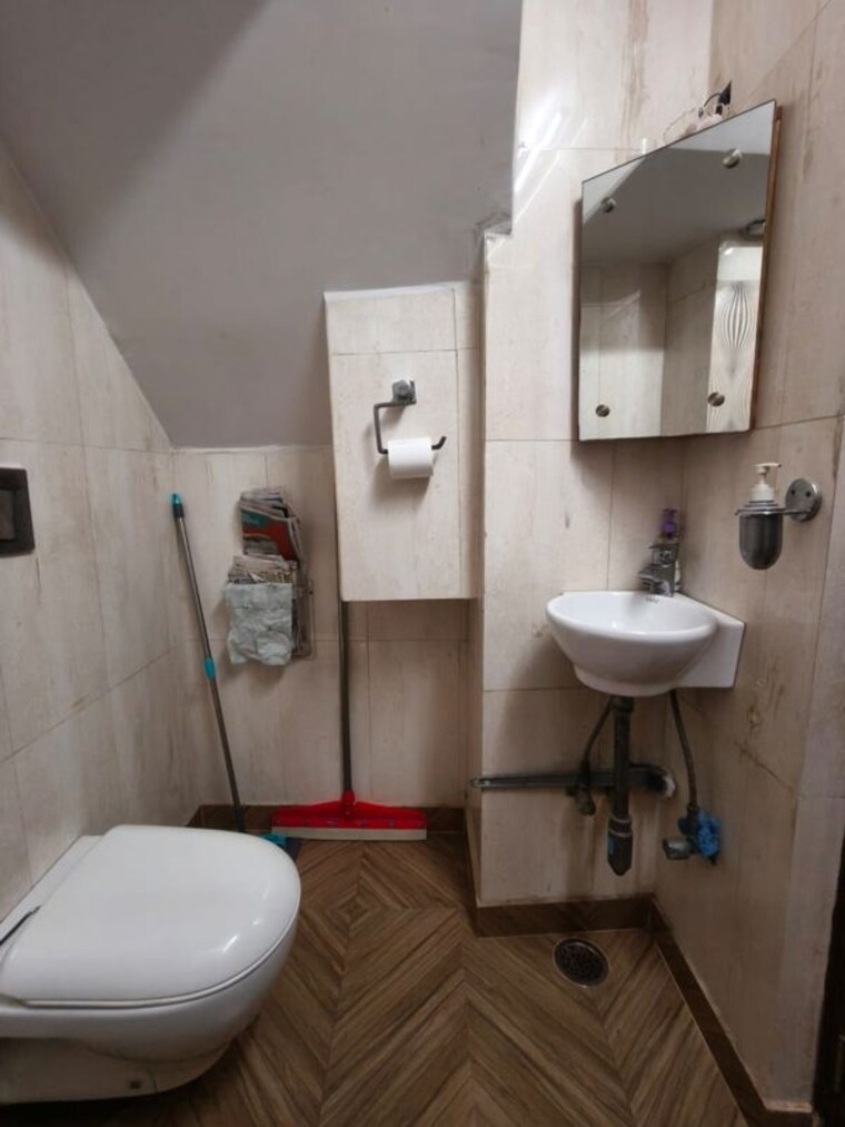 Bathroom, pitampura 4 Bedroom 1550 Sq.Ft. Builder Floor In Pitampura Delhi 10511274