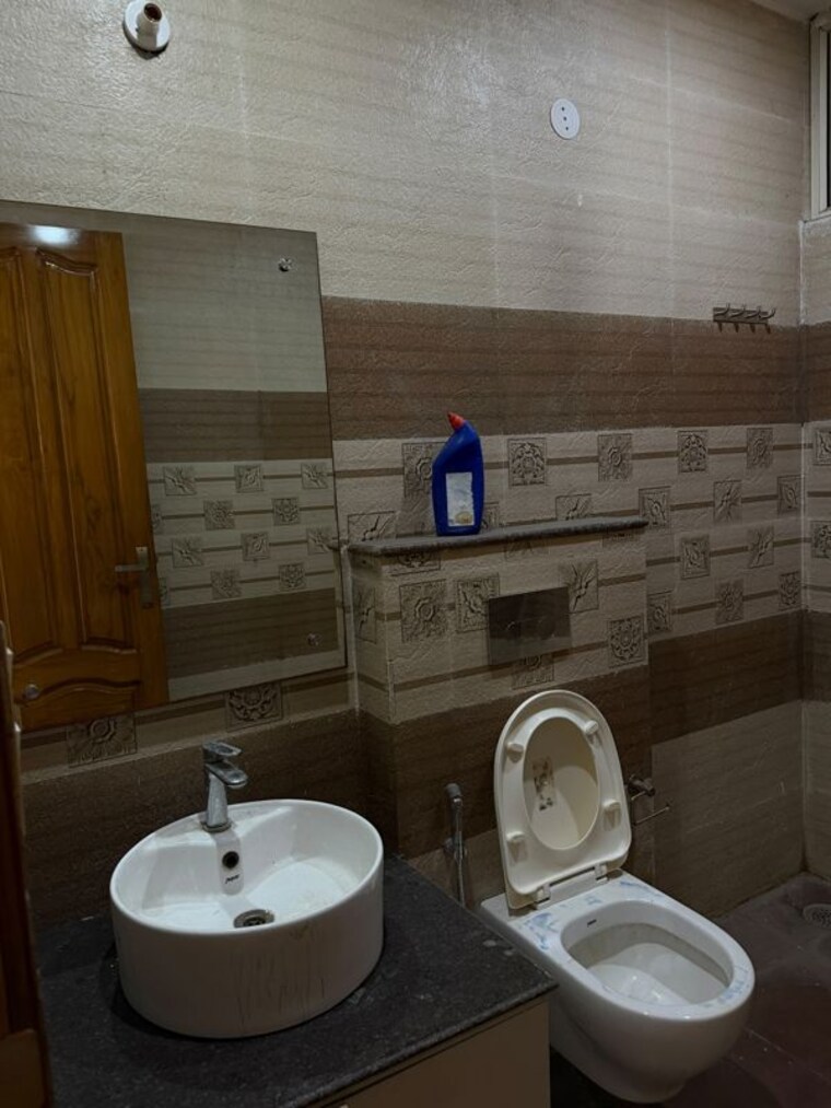 Bathroom, defence colony 3 Bedroom 217 Sq.Yd. Builder Floor In Defence Colony Delhi 10511343