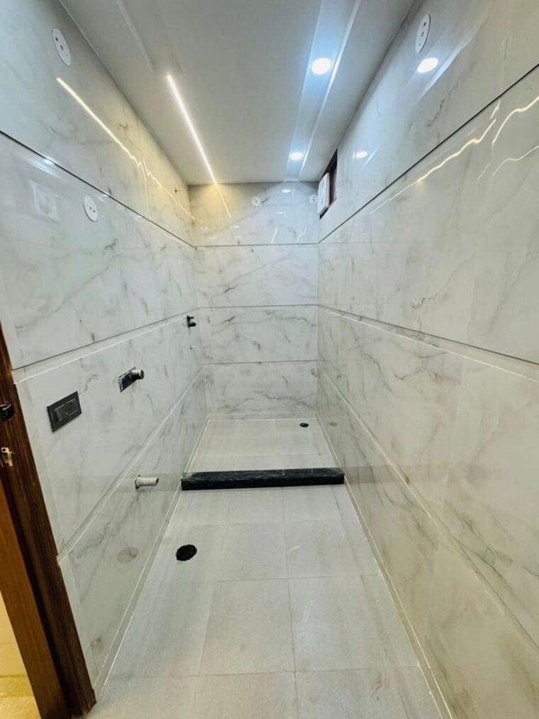 Bathroom, uttam nagar 3 Bedroom 100 Sq.Yd. Builder Floor In Uttam Nagar Delhi 10511379