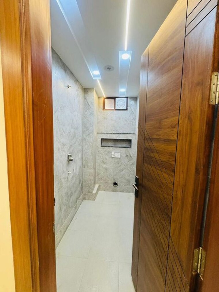 Bathroom, uttam nagar 3 Bedroom 100 Sq.Yd. Builder Floor In Uttam Nagar Delhi 10511379