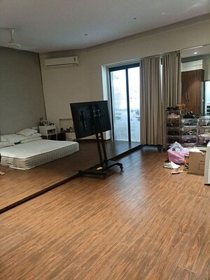 Room in 4 BHK Apartment at Cuffe Parade – for Sale