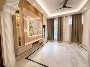 Room in 3 BHK Builder Floor at Defence Colony – for Rent