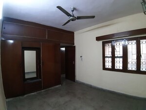 Room in 3 BHK Builder Floor at Defence Colony – for Rent
