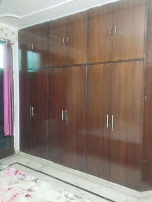 Furnished Amenities in 3 BHK Builder Floor at Defence Colony – for Rent
