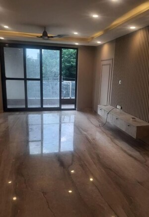 Room in 3 BHK Builder Floor at Sector 21 – for Rent