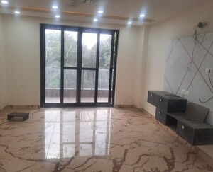 Room in 3 BHK Builder Floor at Sector 21 – for Rent