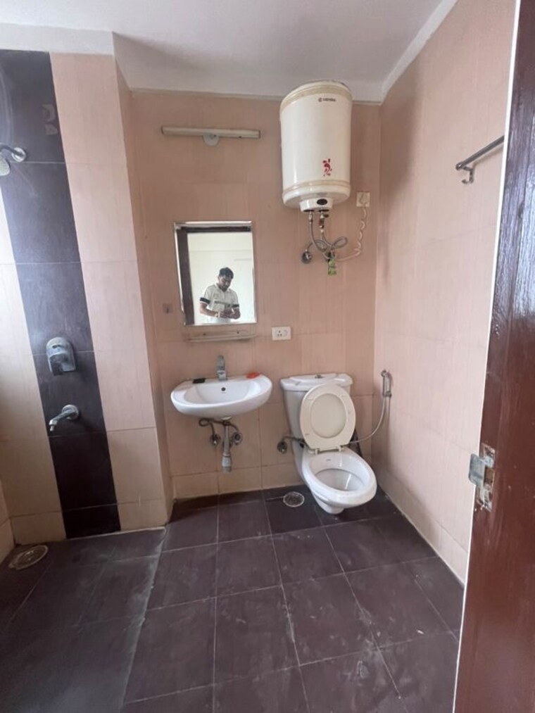 Bathroom, ramprastha-city-the-atrium 3 Bedroom 1285 Sq.Ft. Apartment In Sector 37d Gurgaon 10511586