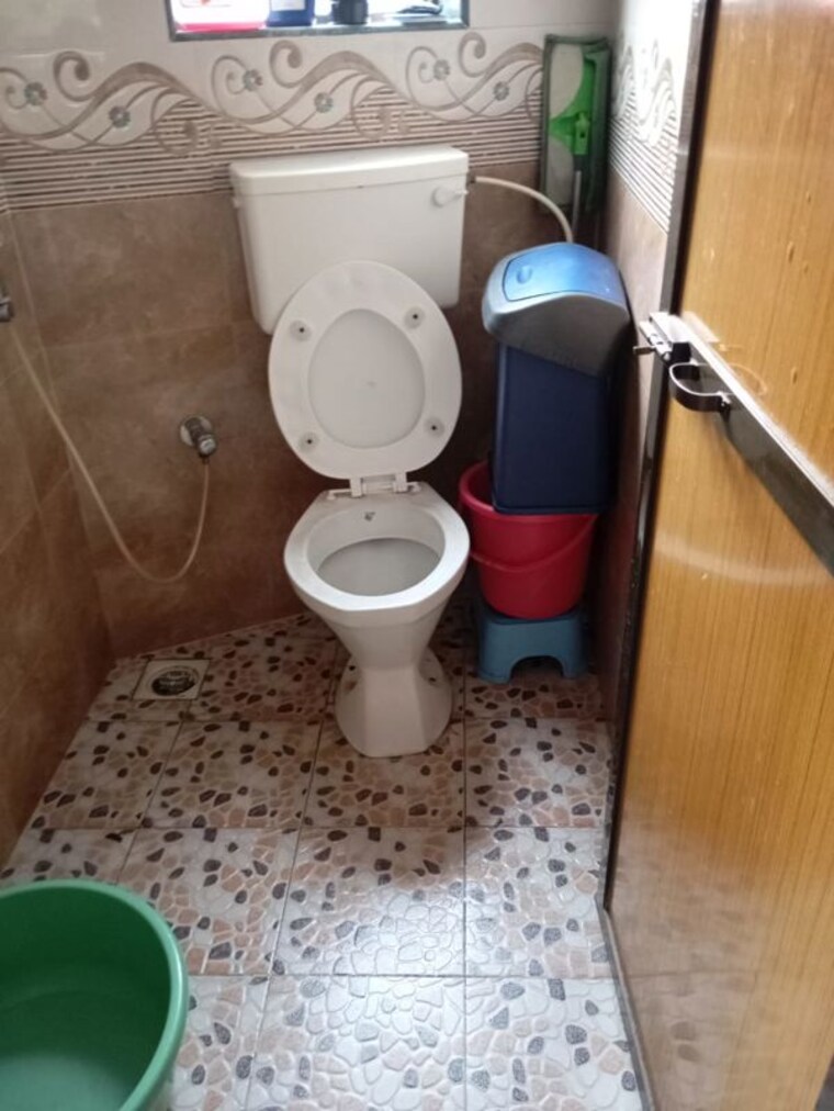 Bathroom, andheri east 1.5 Bedroom 450 Sq.Ft. Apartment In Andheri East Mumbai 10511712