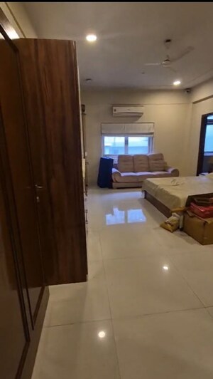 Room in 4 BHK Apartment at Altamount Road – for Rent