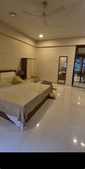 Room in 4 BHK Apartment at Altamount Road – for Rent