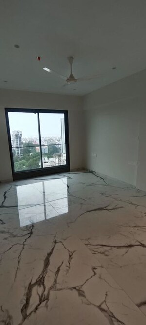 Room in 2 BHK Apartment at Maya Apartment Bandra, Khar West – for Rent