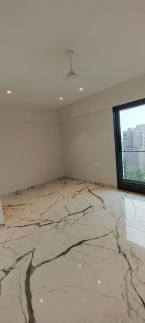 Room in 2 BHK Apartment at Maya Apartment Bandra, Khar West – for Rent