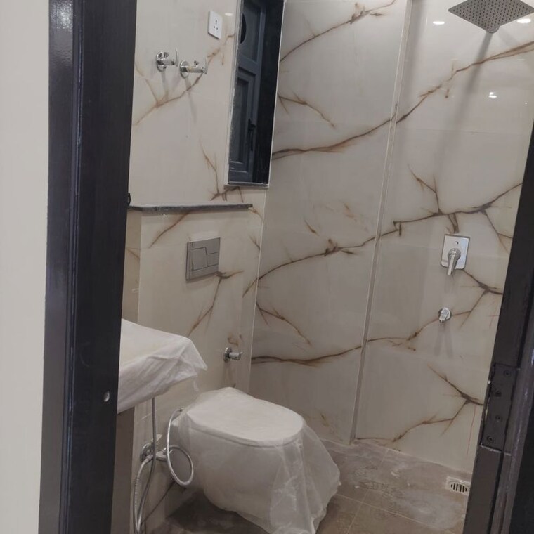 Bathroom, sector 23 3 Bedroom 2000 Sq.Ft. Builder Floor In Sector 23 Gurgaon 10511916