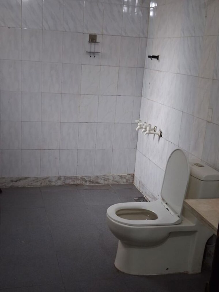 Bathroom, sector 122 6 Bedroom 112 Sq.Mt. Independent House In Sector 122 Noida 10511933