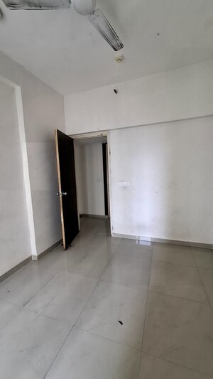 Room in 2 BHK Apartment at Mahagun Mantra II, Sector 10 Greater Noida – for Rent