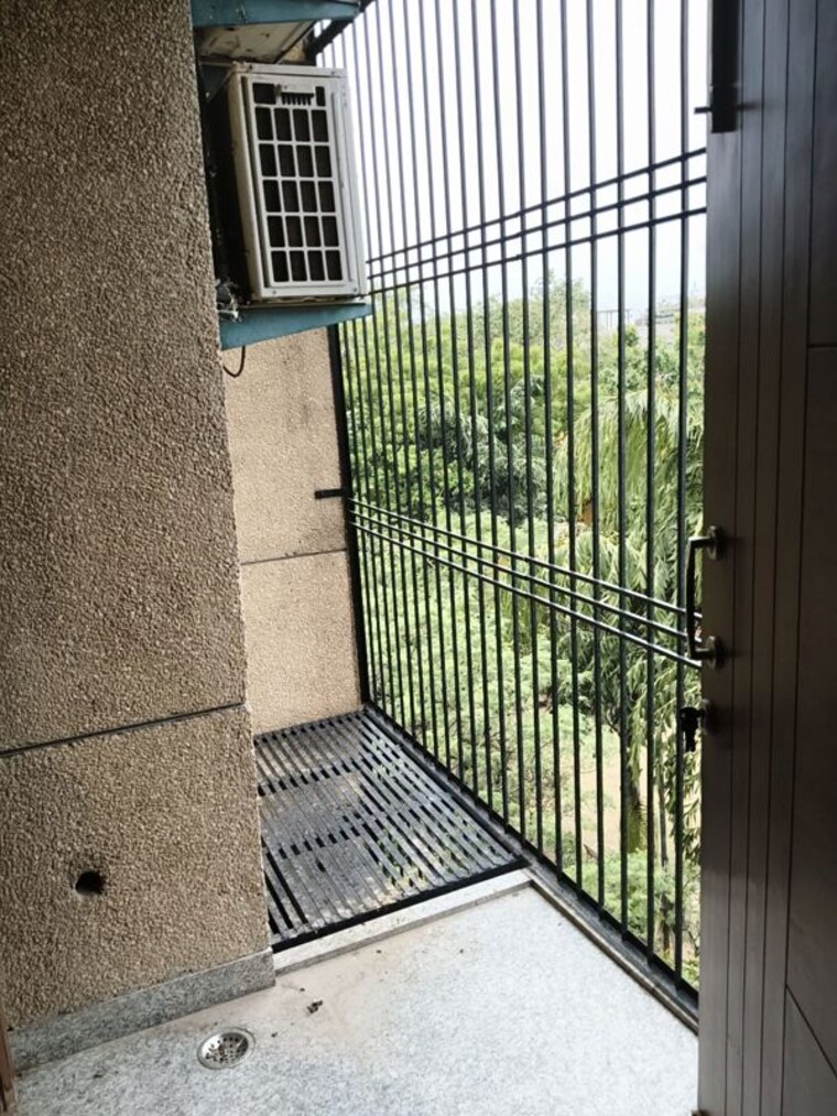Balcony, pamposh enclave 3 Bedroom 204 Sq.Yd. Builder Floor In Pamposh Enclave Delhi 10512108