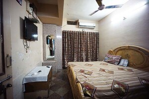 Team Area in 6 BHK Apartment at Ranip – for Sale