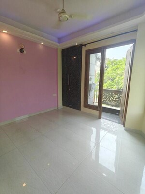 Room in 3 BHK Builder Floor at Chittaranjan Park – for Rent