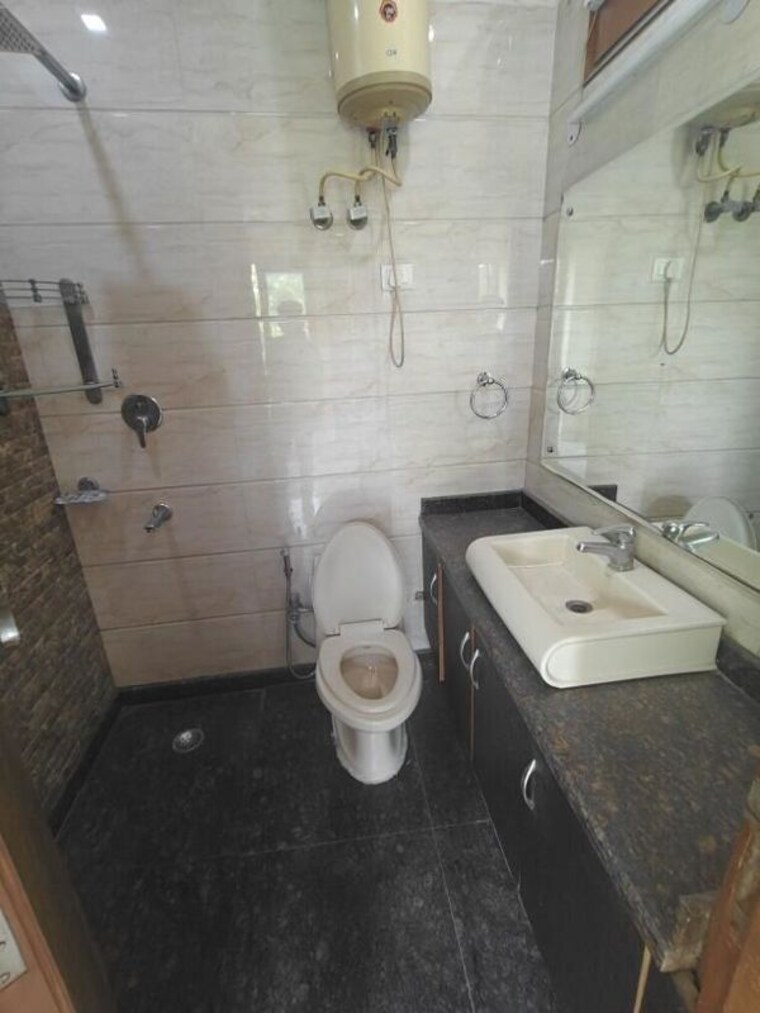 Bathroom, chittaranjan park 3 Bedroom 1125 Sq.Ft. Builder Floor In Chittaranjan Park Delhi 10512099