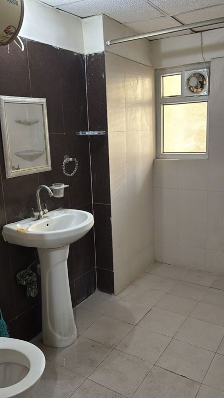 Bathroom, sector 48 2 Bedroom 253 Sq.Mt. Independent House In Sector 48 Noida 10512155