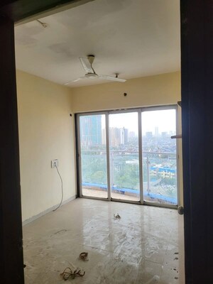Room in 3.5 BHK Apartment at Lotus Lotus Link Square, Malad West – for Rent