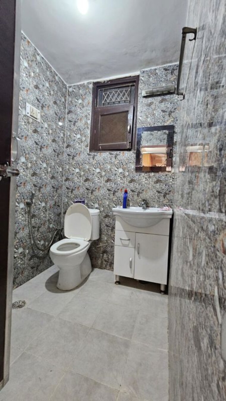 Bathroom, freedom fighters enclave 2 Bedroom 850 Sq.Ft. Builder Floor In Freedom Fighters Enclave Delhi 10512245