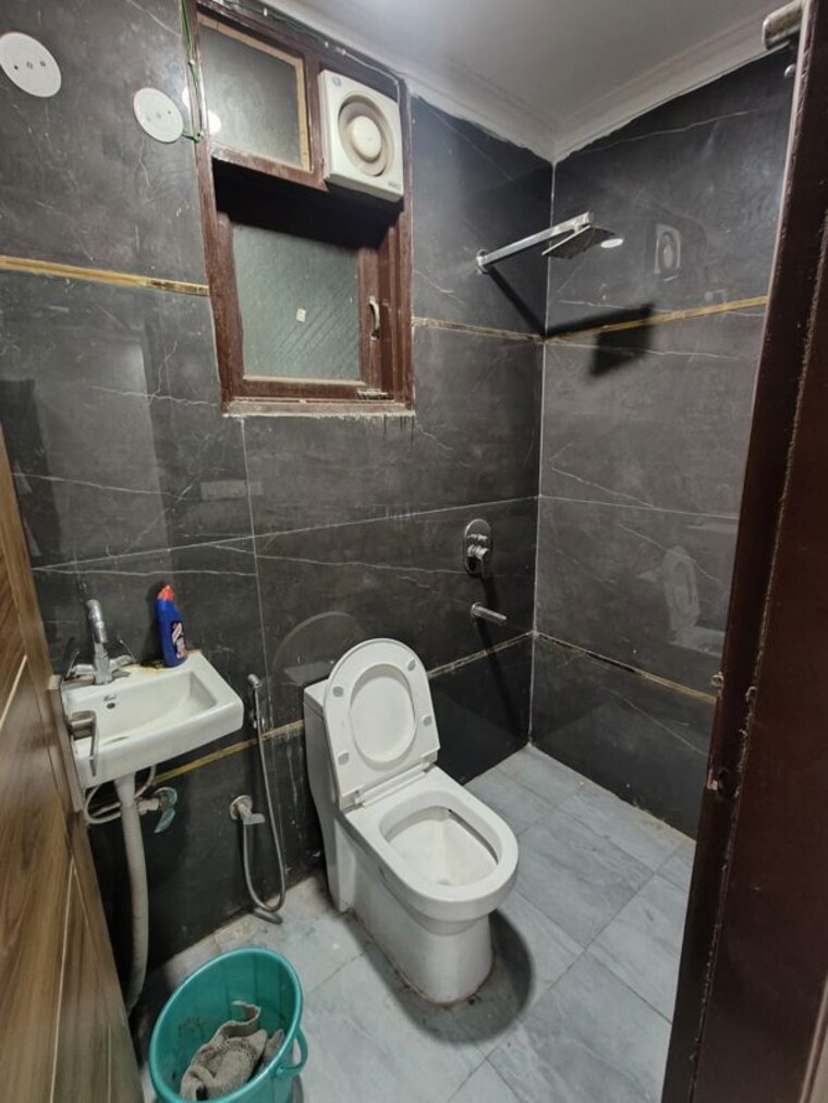Bathroom, freedom fighters enclave 2 Bedroom 850 Sq.Ft. Builder Floor In Freedom Fighters Enclave Delhi 10512245