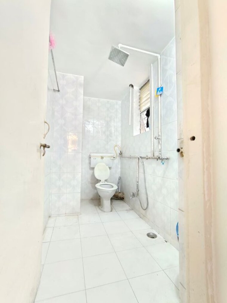 Bathroom, model colony 2 Bedroom 900 Sq.Ft. Apartment In Model Colony Pune 10512252