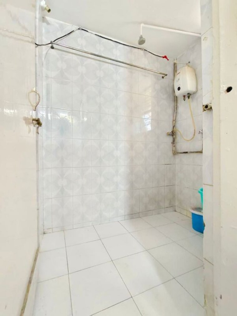 Bathroom, model colony 2 Bedroom 900 Sq.Ft. Apartment In Model Colony Pune 10512252