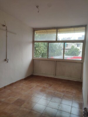 Room in 3 BHK Apartment at Masjid Moth – for Rent