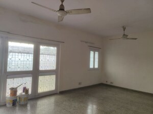 Room in 3 BHK Apartment at Masjid Moth – for Rent