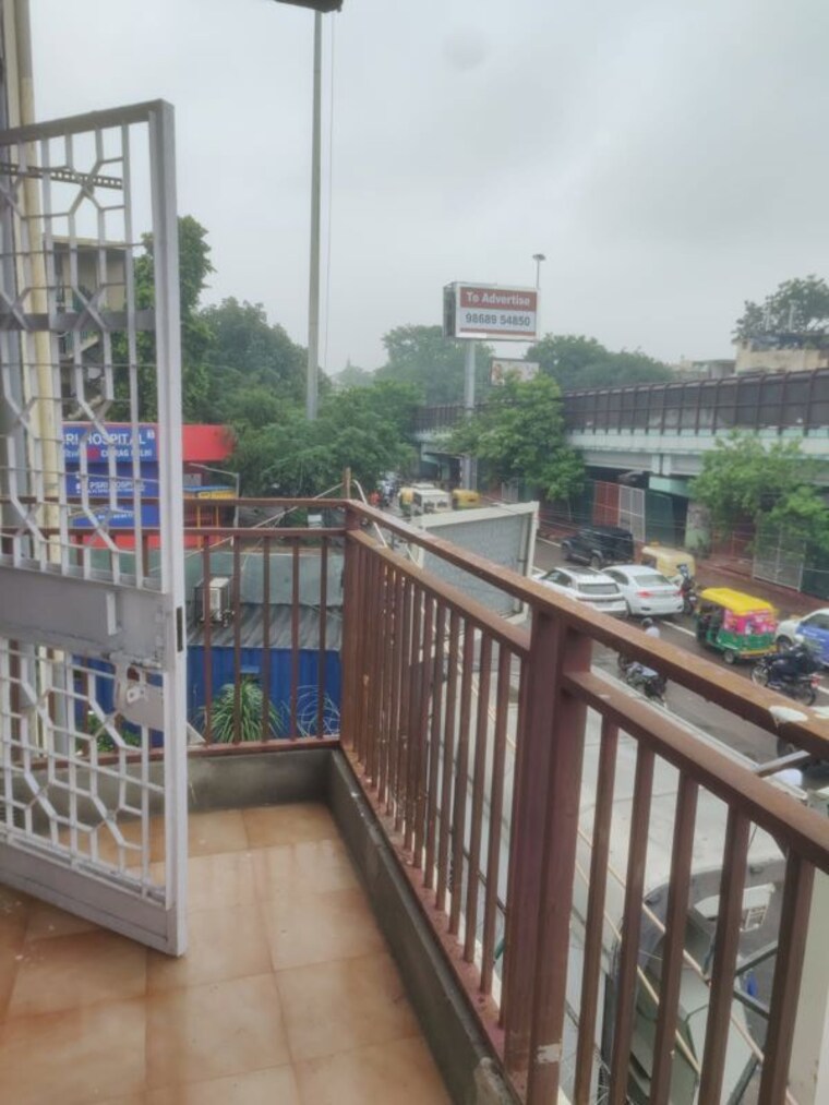 Balcony, masjid moth 3 Bedroom 1500 Sq.Ft. Apartment In Masjid Moth Delhi 10512298