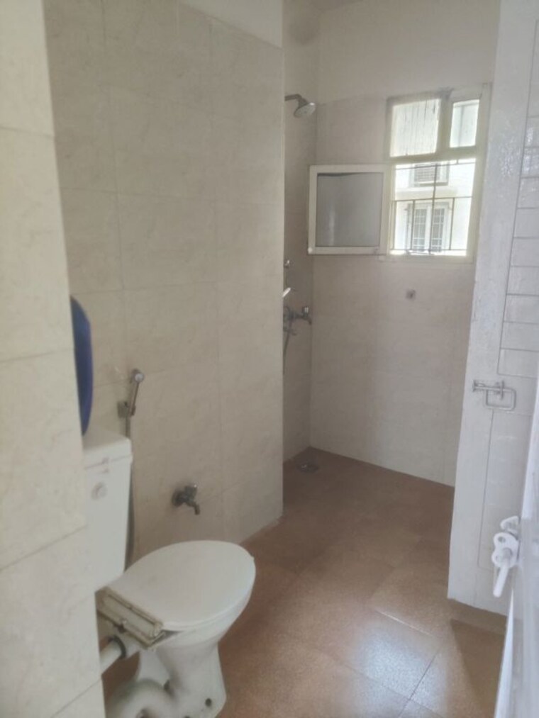 Bathroom, masjid moth 3 Bedroom 1500 Sq.Ft. Apartment In Masjid Moth Delhi 10512298