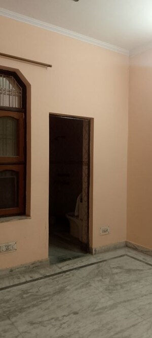 Room in 2.5 BHK Builder Floor at Sector 29 – for Rent
