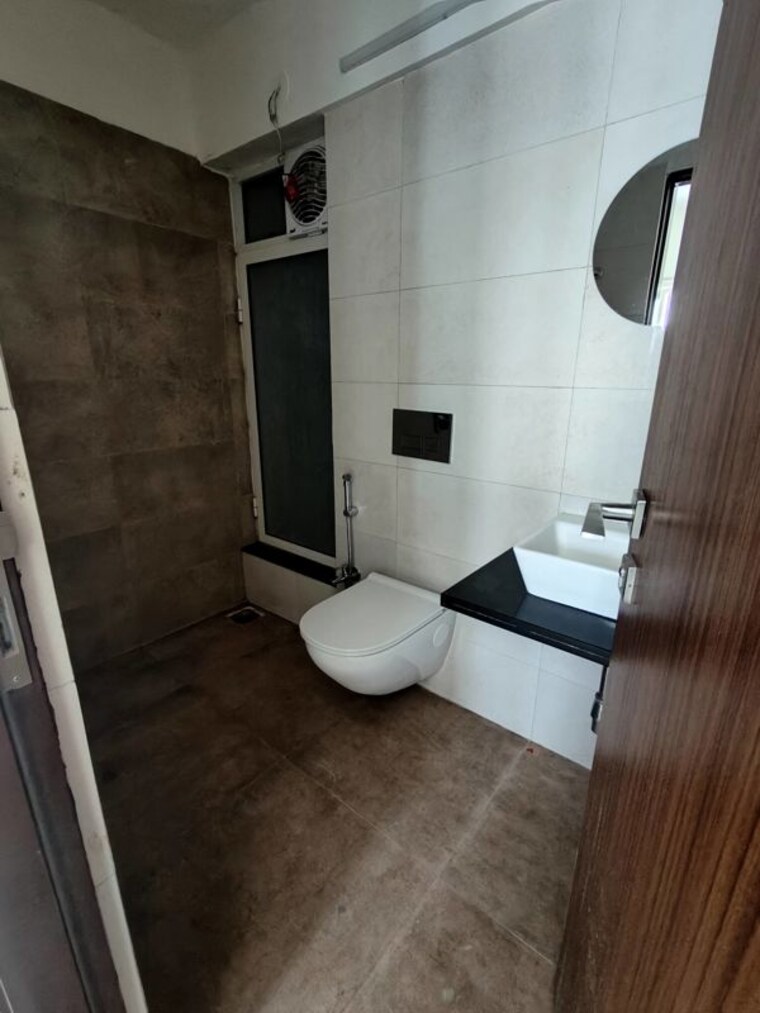 Bathroom, chandak-34-park-estate 2 Bedroom 619 Sq.Ft. Apartment In Goregaon West Mumbai 10512344