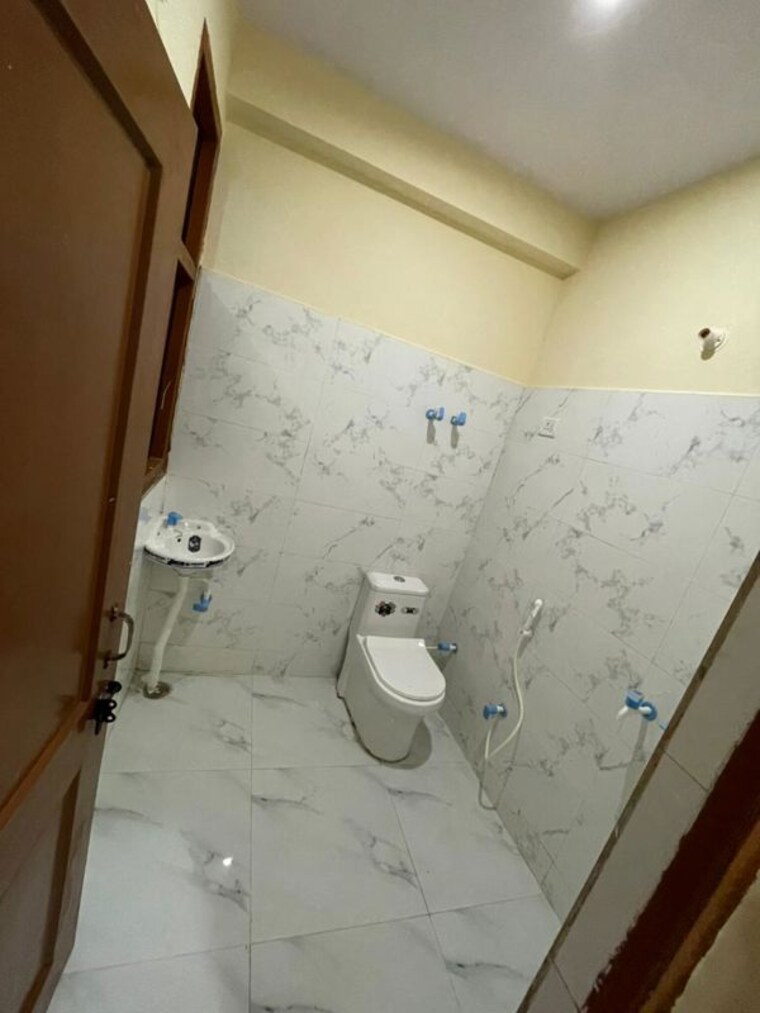 Bathroom, new ashok nagar 1 RK 250 Sq.Ft. Builder Floor In New Ashok Nagar Delhi 10512470