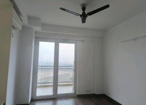 Room in 4 BHK Apartment at Conscient Heritage Max II, Sector 102 – for Rent