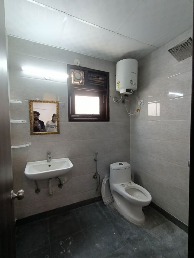 Bathroom, neb sarai 2 Bedroom 752 Sq.Yd. Apartment In Neb Sarai Delhi 10512533