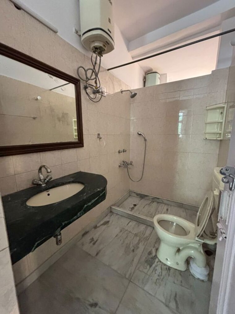 Team Area, sarvodaya enclave 2.5 Bedroom 2000 Sq.Ft. Builder Floor In Sarvodaya Enclave Delhi 10512739