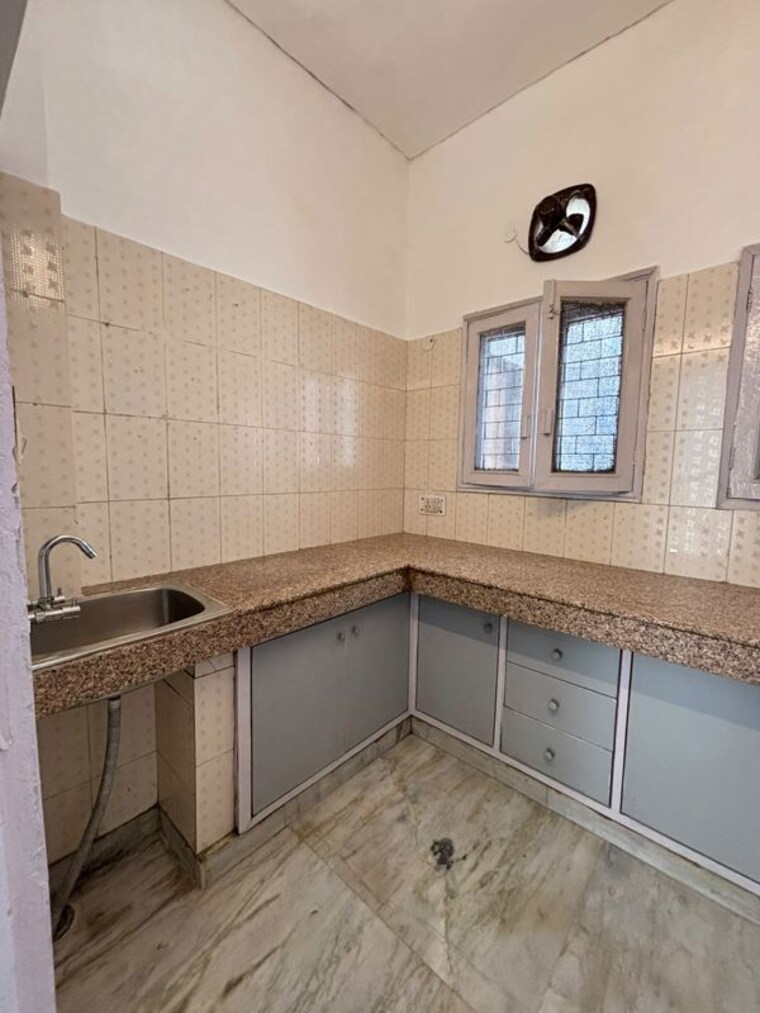 Kitchen, sarvodaya enclave 2.5 Bedroom 2000 Sq.Ft. Builder Floor In Sarvodaya Enclave Delhi 10512739